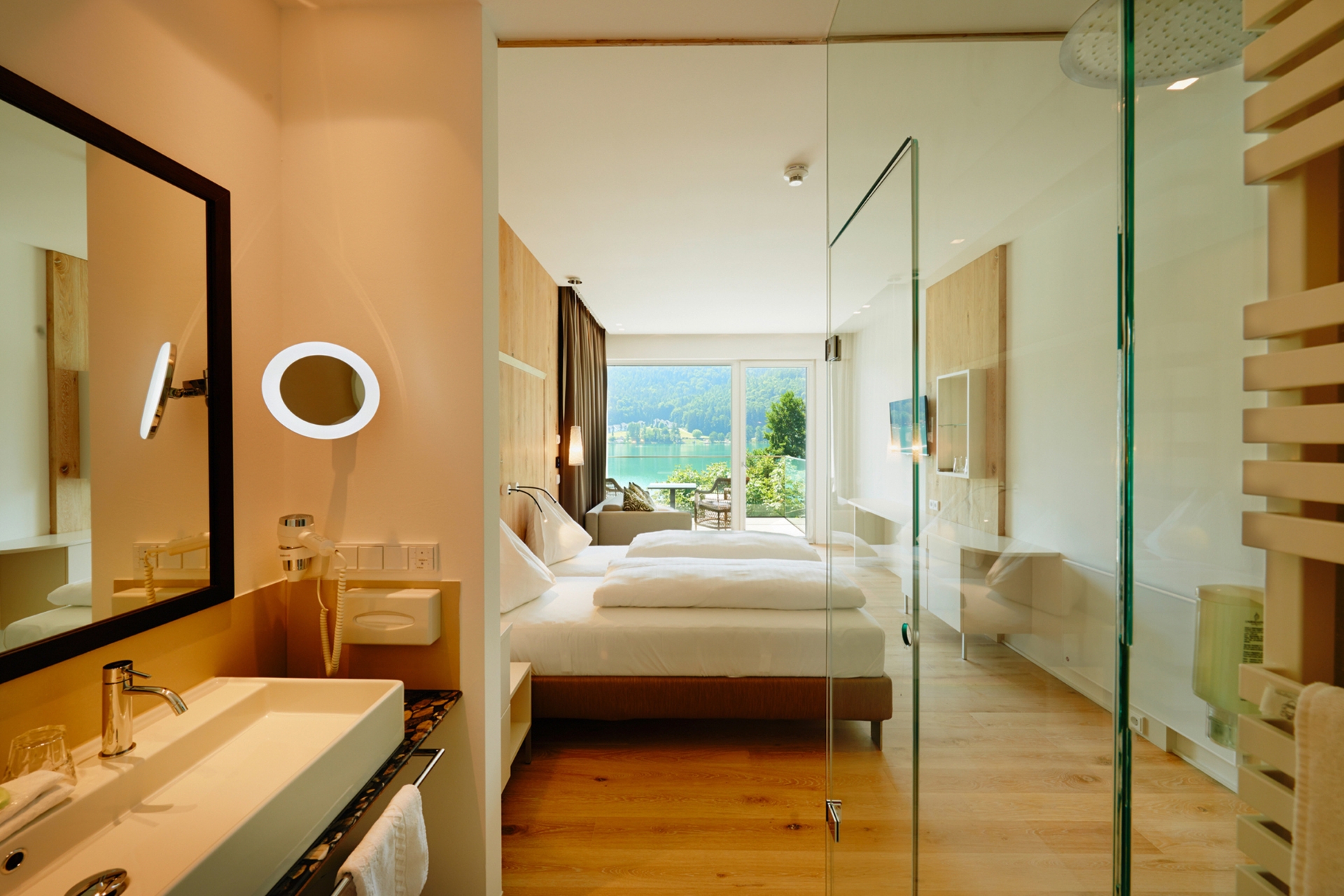 Familienhotel - Pools: Innenpool - Zimmeraufnahme - Hotel Amerika-Holzer am See