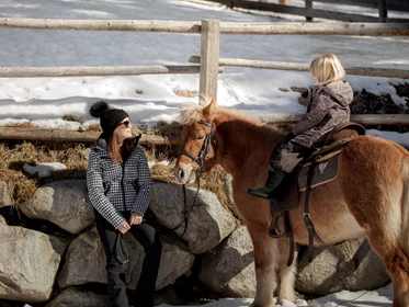 Kinderhotel: Ponyreiten im Schnee - Kinderhotel Sonnwies