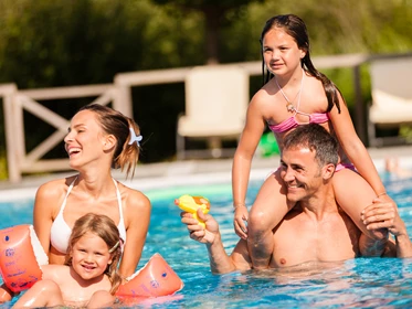 Kinderhotel: Das Erlebnisfreibad lockt alle ins kühle Nass! - Gartenhotel Moser ****s