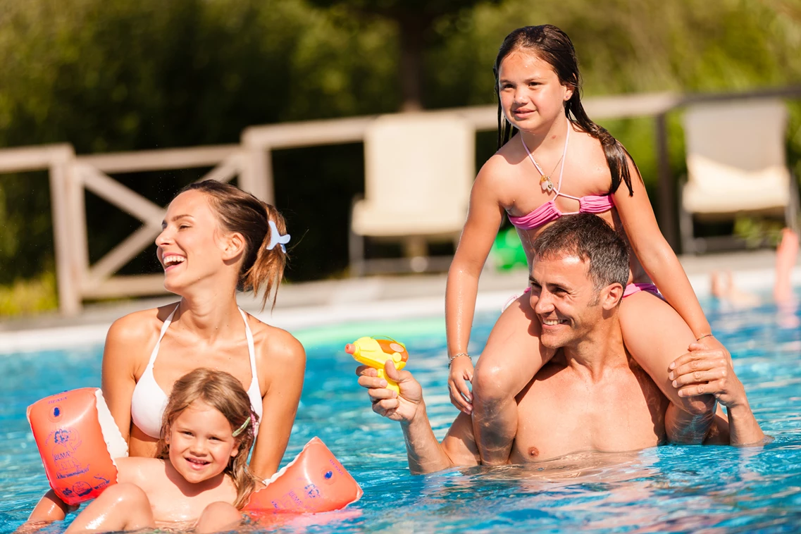 Kinderhotel: Das Erlebnisfreibad lockt alle ins kühle Nass! - Gartenhotel Moser ****s