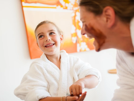 Kinderhotel: ein Auszug aus Mosers Kinder-Wellness-Programm: Kinder-Ganzkörpermassage, Schokoladenmassage, Pedicure mit Nageldesign, Manidure mit Nageldesign,... - Gartenhotel Moser ****s