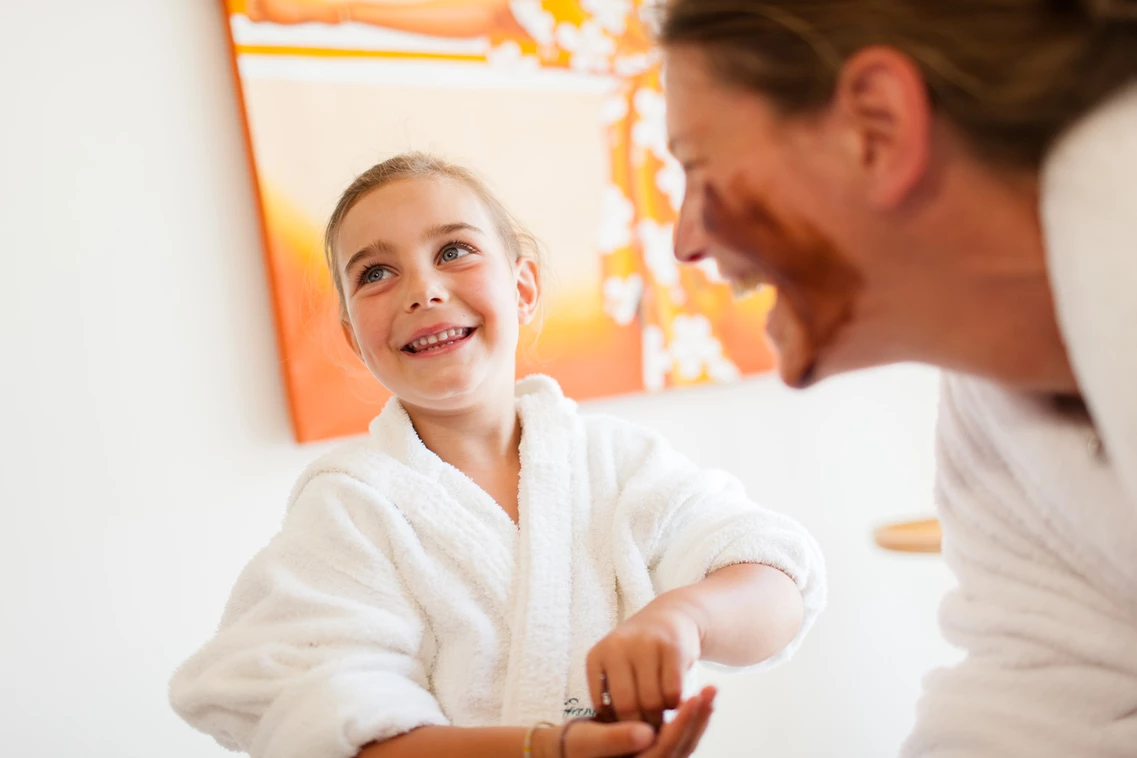 Kinderhotel: ein Auszug aus Mosers Kinder-Wellness-Programm: Kinder-Ganzkörpermassage, Schokoladenmassage, Pedicure mit Nageldesign, Manidure mit Nageldesign,... - Gartenhotel Moser ****s