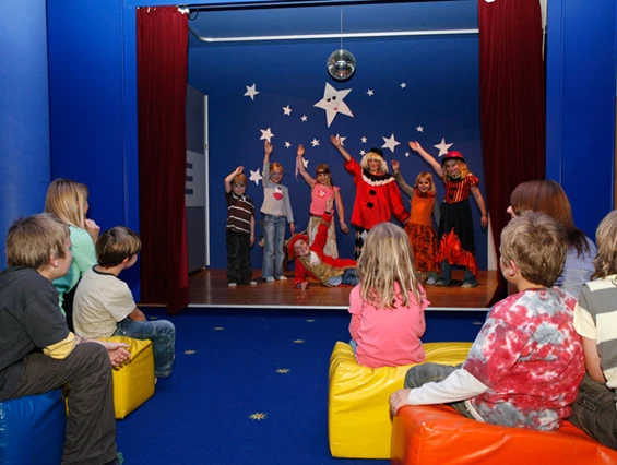 Kinderhotel: Kinder-Tanzaufführung im Theater des Kinderclubs - Gartenhotel Moser ****s
