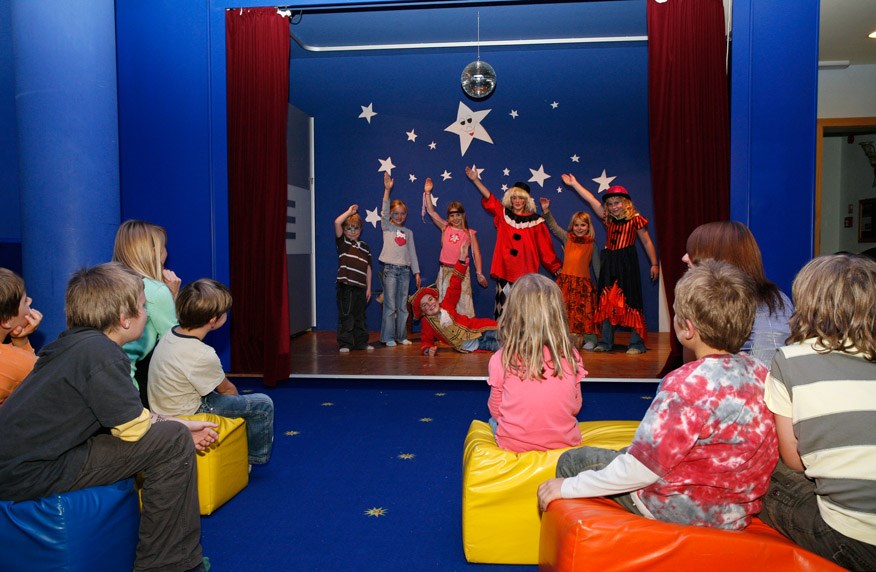 Kinderhotel: Kinder-Tanzaufführung im Theater des Kinderclubs - Gartenhotel Moser ****s