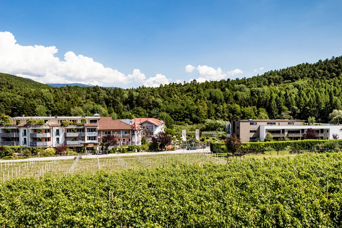 Kinderhotel: Das Gartenhotel Moser liegt inmitten des Montiggler Waldes, umgeben von Weinbergen, Wäldern am Großen Montiggler See. Ideal für Ihren Urlaub mitten in der Natur! - Gartenhotel Moser ****s