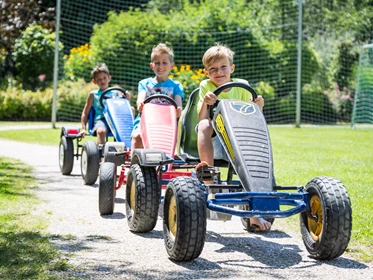 Kinderhotel: GoKart-Bahn - Ferienhotel Trattnig