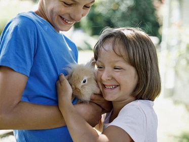 Kinderhotel: Kinder mit Hasen - Ferienhotel Trattnig