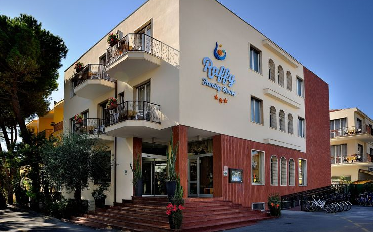 Kinderhotel: Hotel Raffy
Außerhalb des Hotels steht ein Parkplatz zur Verfügung - Hotel Raffy