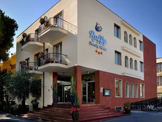 Kinderhotel: Hotel Raffy
Außerhalb des Hotels steht ein Parkplatz zur Verfügung - Hotel Raffy