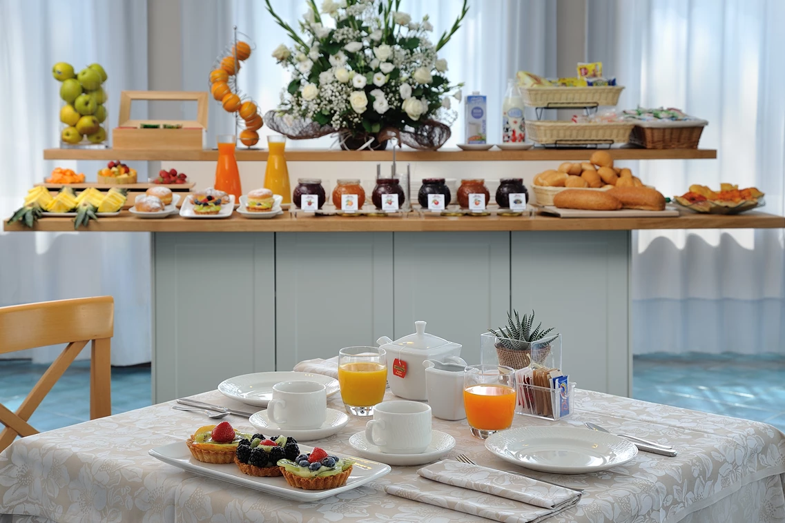 Kinderhotel: Frühstücksbuffet
Der Tag beginnt mit einem guten Frühstück mit einem reichhaltigen Frühstücksbuffet. Freuen Sie sich auf jeden Tag frisch zubereitete Süßigkeiten, hausgemachte Marmeladen, Obstsalate, frischgepresste Säfte und vieles mehr.  - Hotel Raffy