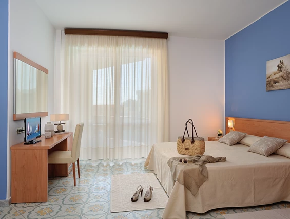 Kinderhotel: Komfort-zimmer
Unsere mit allen Annehmlichkeiten ausgestatteten Komfortzimmer sind modern eingerichtet und sichern Ihnen einen erholsamen Schlaf zu, perfekt für einen qualitativ hochwertigen Urlaub. - Hotel Raffy