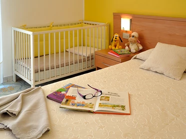 Kinderhotel: Familien-zimmer
Unsere Zimmer entsprechen perfekt den Ansprüchen von Gästen, die mit der ganzen Familie Urlaub machen wollen und eine kindgerechte Unterbringung suchen. Auf Wunsch und ohne weitere Kosten bekommen Sie alles, was Sie für Ihren bequemen Aufenthalt mit Ihrem Kind benötigen: Wiege und Kinderbett, Bettgeländer, Babybadewanne, Wickeltisch, WC-Kindersitz, Töpfchen, Babyflaschenwärmer und Nachtlicht. - Hotel Raffy