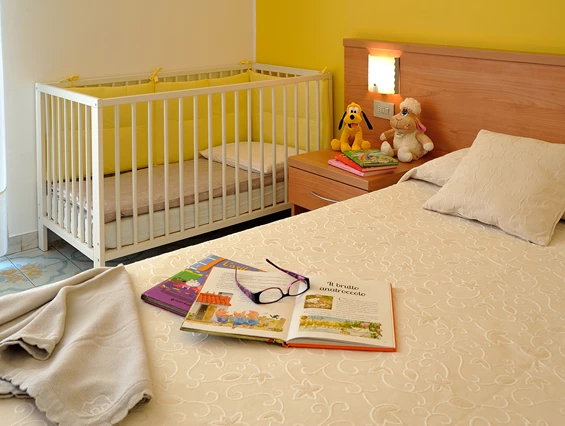 Kinderhotel: Familien-zimmer
Unsere Zimmer entsprechen perfekt den Ansprüchen von Gästen, die mit der ganzen Familie Urlaub machen wollen und eine kindgerechte Unterbringung suchen. Auf Wunsch und ohne weitere Kosten bekommen Sie alles, was Sie für Ihren bequemen Aufenthalt mit Ihrem Kind benötigen: Wiege und Kinderbett, Bettgeländer, Babybadewanne, Wickeltisch, WC-Kindersitz, Töpfchen, Babyflaschenwärmer und Nachtlicht. - Hotel Raffy