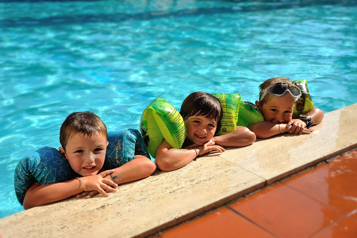 Kinderhotel: Kids im Pool - Hotel Raffy