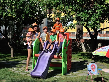 Kinderhotel: Mini-club
Der Miniclub ist ideal für die Unterhaltung kleiner Kinder, die in erzieherische und kreative Spiele einbezogen werden, die die Sozialisierung fördern. - Hotel Raffy