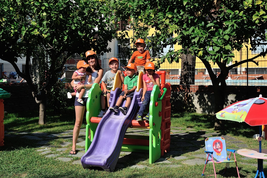 Kinderhotel: Mini-club
Der Miniclub ist ideal für die Unterhaltung kleiner Kinder, die in erzieherische und kreative Spiele einbezogen werden, die die Sozialisierung fördern. - Hotel Raffy