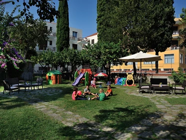 Kinderhotel: Garten mit Spielplatz in der Nähe des Schwimmbads - Hotel Raffy