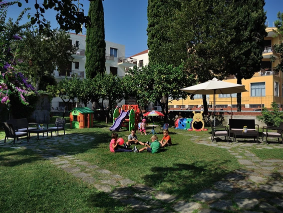 Kinderhotel: Garten mit Spielplatz in der Nähe des Schwimmbads - Hotel Raffy