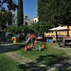 Kinderhotel: Garten mit Spielplatz in der Nähe des Schwimmbads - Hotel Raffy