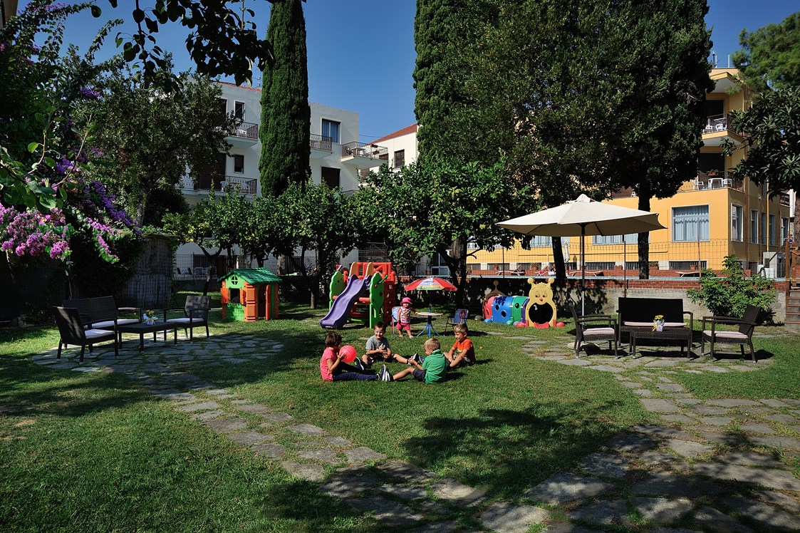 Kinderhotel: Garten mit Spielplatz in der Nähe des Schwimmbads - Hotel Raffy
