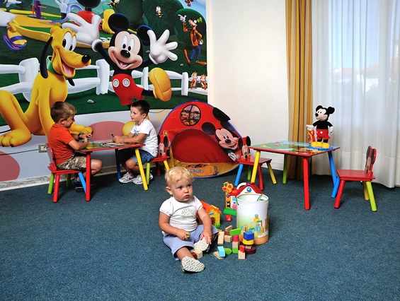 Kinderhotel: Heller und fröhlicher Spielbereich im Innenraum mit Spielsachen - Hotel Raffy