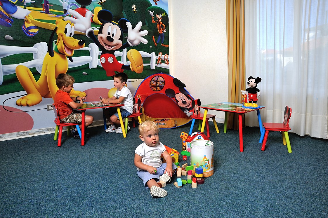 Kinderhotel: Heller und fröhlicher Spielbereich im Innenraum mit Spielsachen - Hotel Raffy