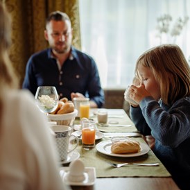 Familienhotel: Ein reichhaltiges Frühstück für Groß & Klein  - Familienhotel Salzburger Hof