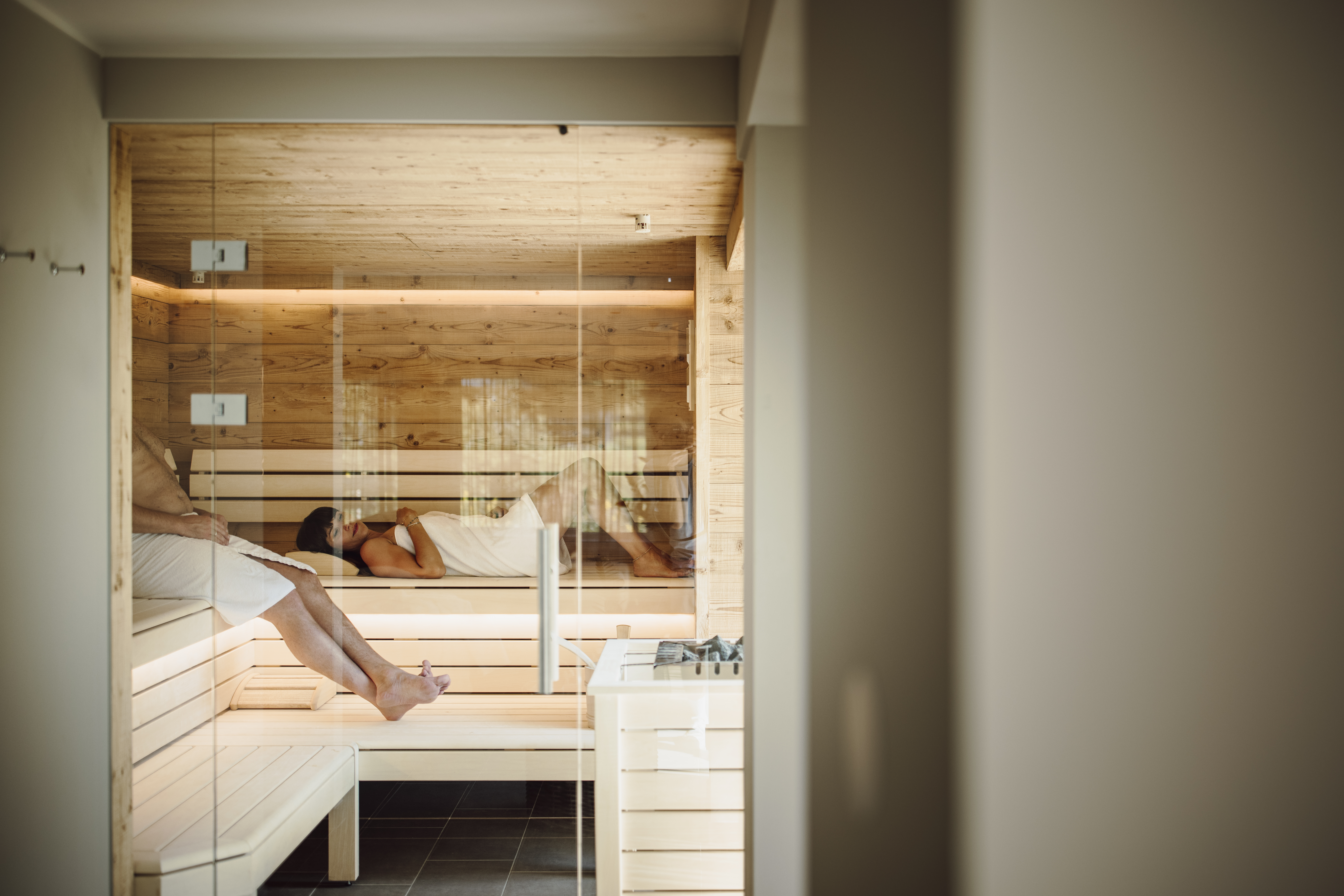 Familienhotel: Die neue Sauna hell eingerichtet und mit viel Holz - das Beste der freie Blick in den Garten und die Wälder & Wiesen rund um unser Haus  - Familienhotel Salzburger Hof