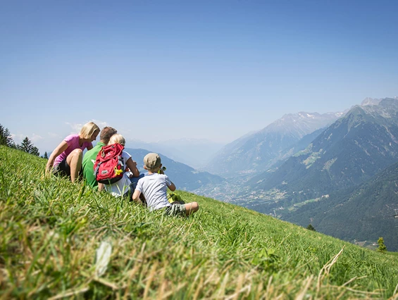 Kinderhotel: Kinder auf der Wiese - Taser Alm