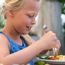 Kinderhotel: Kind beim Essen - Taser Alm
