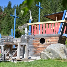 Kinderhotel: Piratenschiff Spielplatz - Hotel Guggenberger