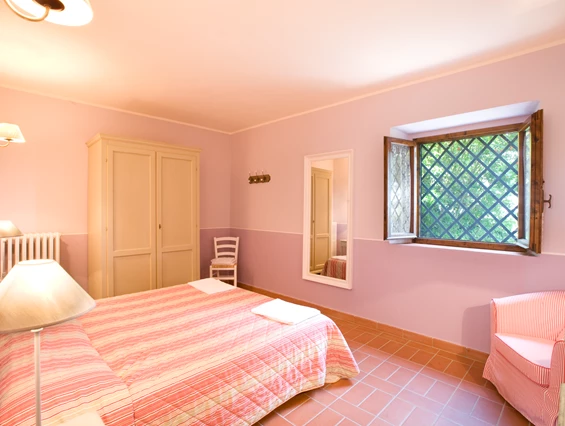 Kinderhotel: Schlafzimmer mit Doppelbett - Castellare di Tonda Resort & Spa