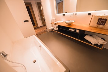 Kinderhotel: Badezimmer für Familien mit Dusche und Badewanne - Aktiv & Familienhotel Adlernest