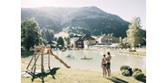 Familienhotel - Pools: Schwimmteich - Österreich - hoteleigener Naturbadeteich - Das Original Kinderhotel Stegerhof