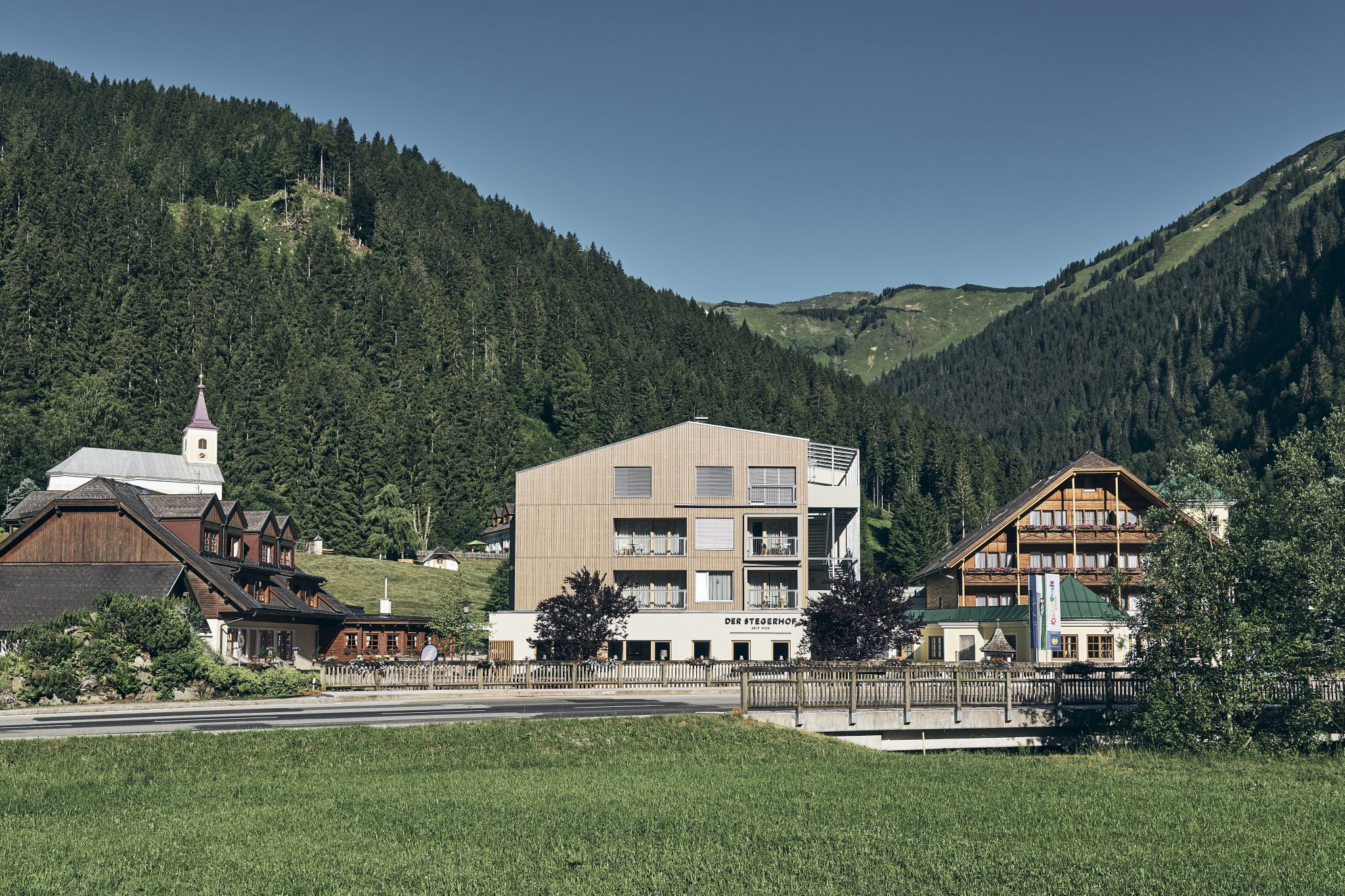 Kinderhotel: Außenansicht aller drei Häuser - Das Original Kinderhotel Stegerhof in der Steiermark - Hotel | Umgebung