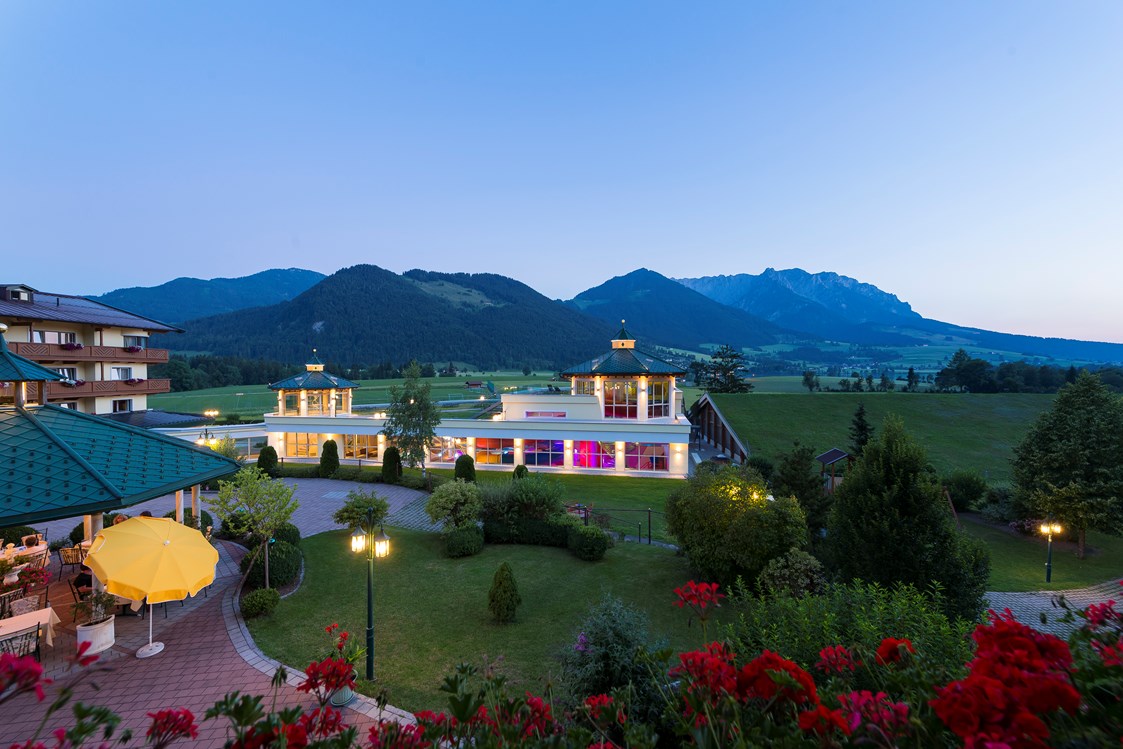 Kinderhotel: Blick auf die Wassererlebniswelt und Bergkulisse - Hotel Seehof