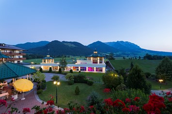 Kinderhotel: Blick auf die Wassererlebniswelt und Bergkulisse - Hotel Seehof