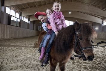 Kinderhotel: Kostenloses Ponyreiten für Kinder bis 6 Jahre in der hoteleigenen Reithalle - Hotel Seehof