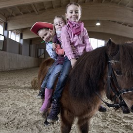 Kinderhotel: Kostenloses Ponyreiten für Kinder bis 6 Jahre in der hoteleigenen Reithalle - Hotel Seehof
