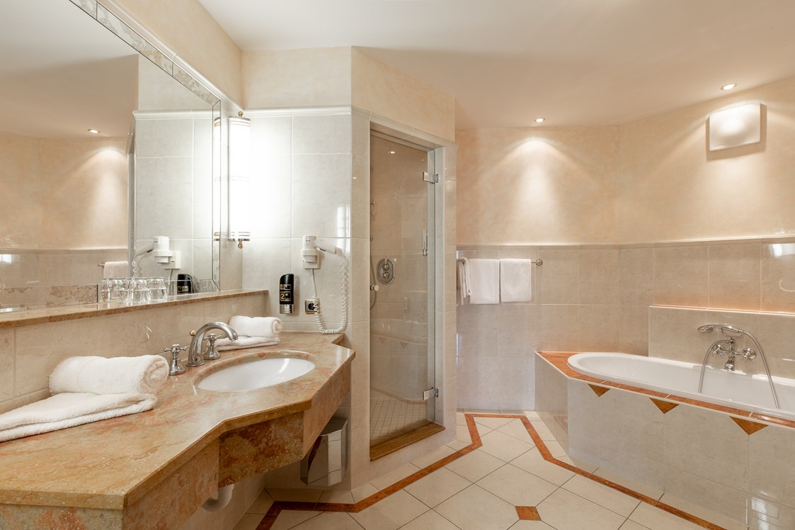 Kinderhotel: Badezimmer in der Luxus-Suite Familienresidenz - Hotel Seehof