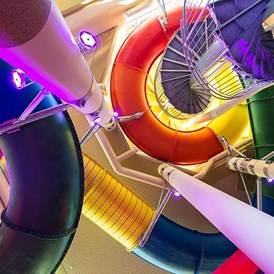 Kinderhotel: 150-m-Riesenwasserrutsche in der Wassererlebniswelt - Hotel Seehof