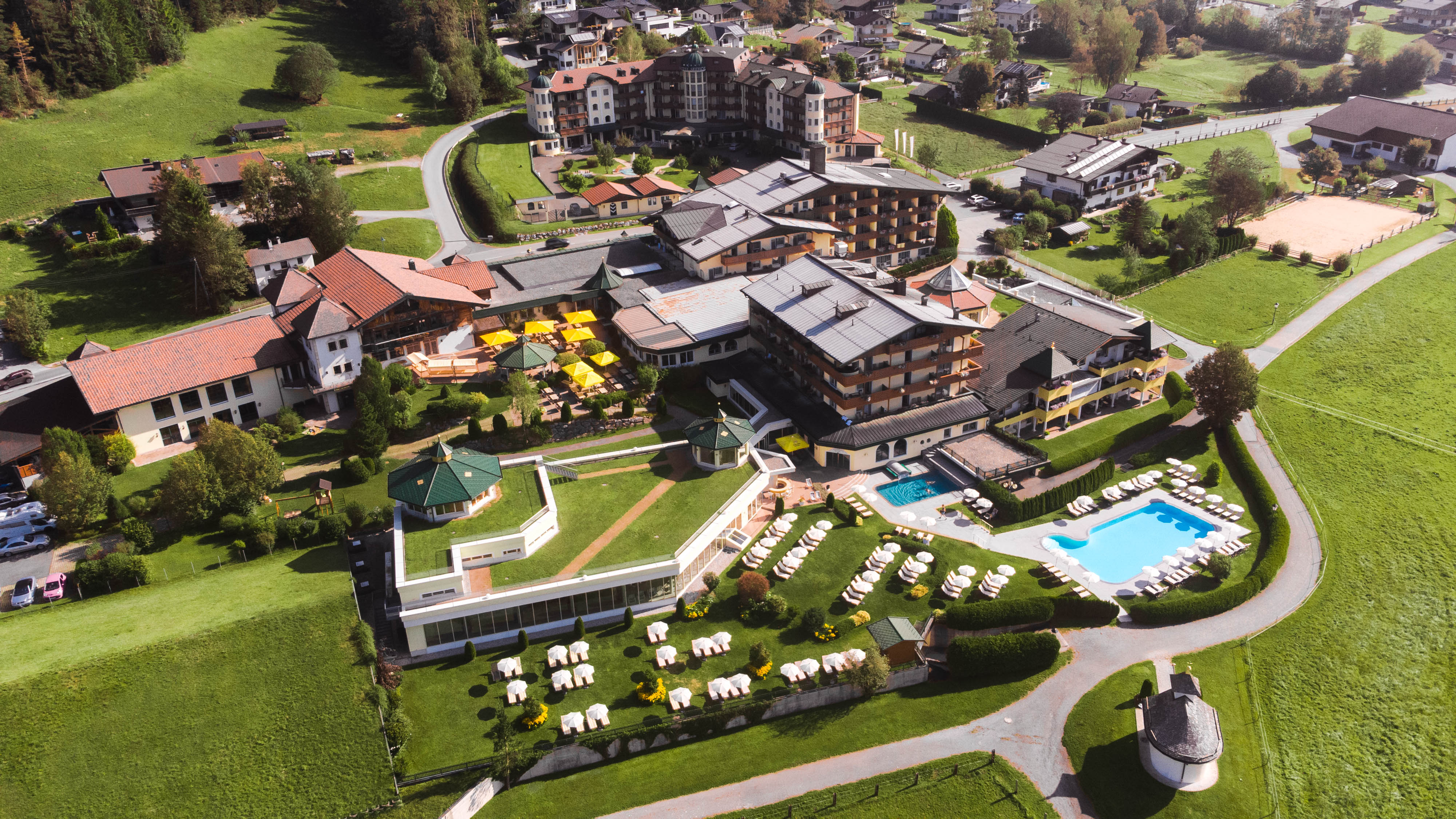 Familienhotel - Wasserrutsche - Hotelanlage im Sommer aus der Vogelperspektive - Hotel Seehof