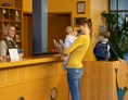 Kinderhotel: Beim Check-In - Familien Wellness Hotel Restaurant Seeklause