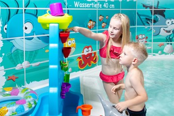 Kinderhotel: Spiel & Spaß im Kinderbecken - Familien Wellness Hotel Restaurant Seeklause