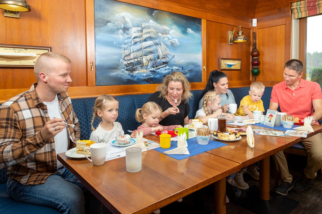 Kinderhotel: Im Restaurant das Kuchenbuffet genießen - Familien Wellness Hotel Restaurant Seeklause