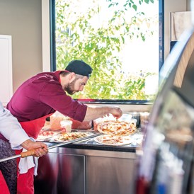 Familienhotel: Pizza backen in unserer Outdoorküche - Familienhotel Huber