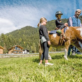 Familienhotel: Pony reiten auf unserem Bauernhof - Familienhotel Huber