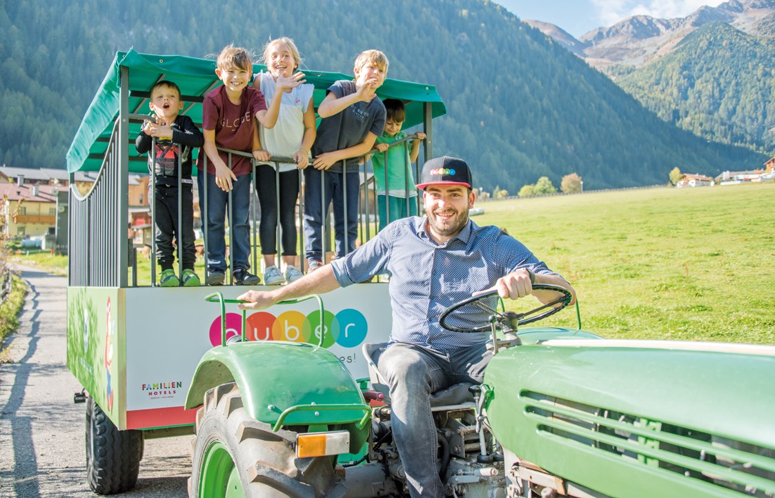 Familienhotel: Traktorfahrt mit dem Happyhänger - Familienhotel Huber