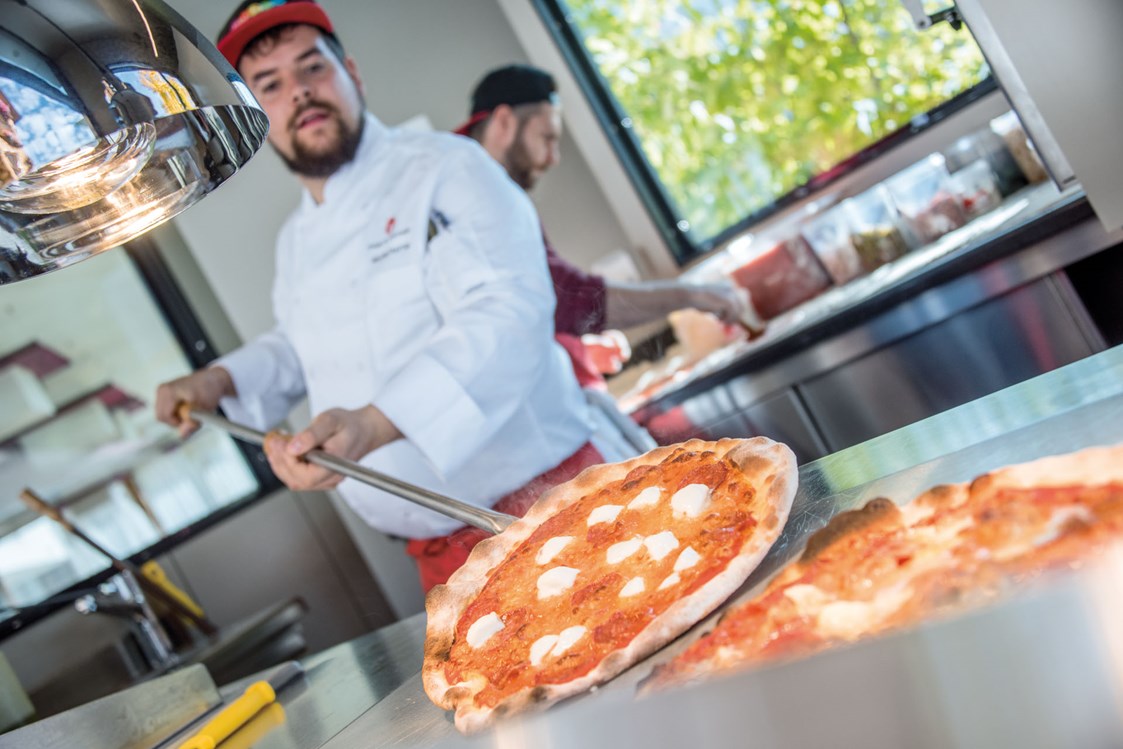 Familienhotel: Outdoor Showküche mit hausgemachter Pizza - Familienhotel Huber
