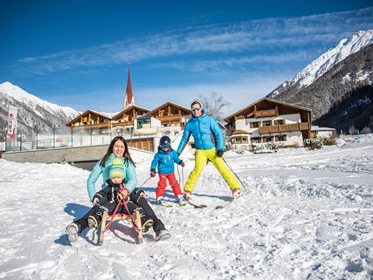 Familienhotel: beheiztes Panoramahallenbad mit Infinity-Aussenpool und Riesenröhrenwasserrutsche - Familienhotel Huber